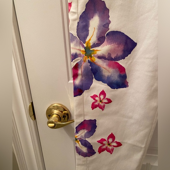 NWOT Women’s Venus White Skinny Jeans Size 10 with Floral Decals on the Legs - Picture 7 of 9